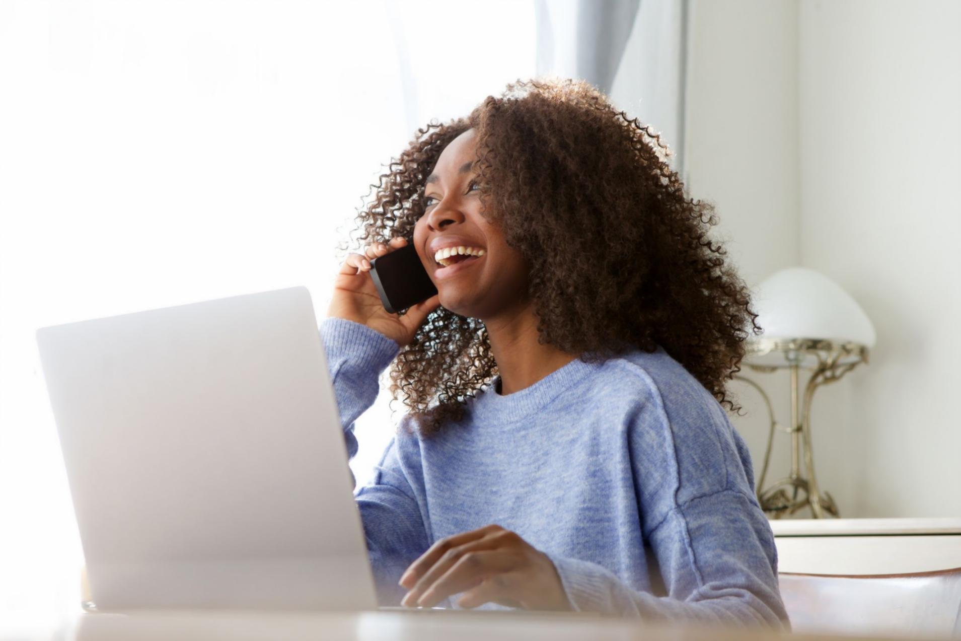 लाइव वेबिनार सत्र में विशेषज्ञ प्रतिभागियों के साथ बातचीत करते हुए